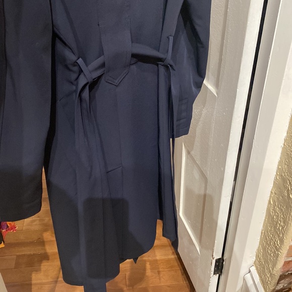 Beautiful navy rain/Trench coat. A timeless classic look! - Picture 6 of 8